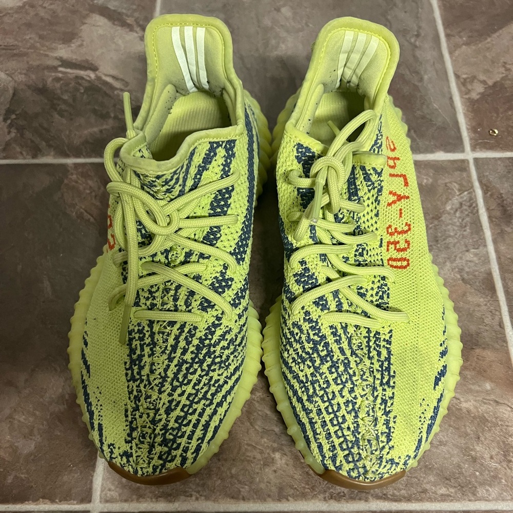 adidas Yeezy Boost 350 V2
Semi Frozen Yellow